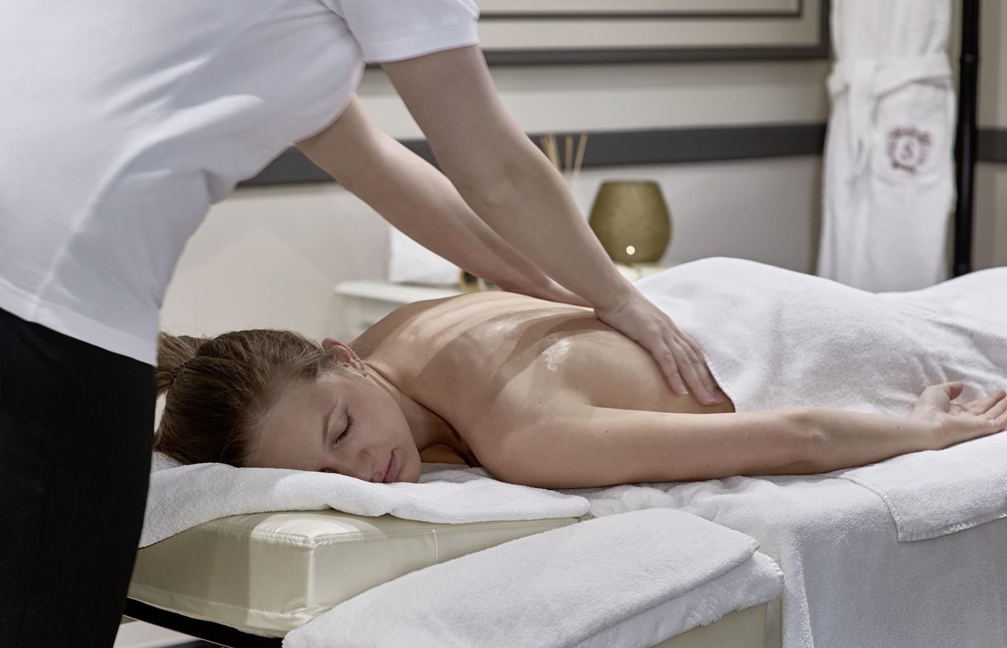 Hotel Sacher Salzburg Exterior foto A massage therapist treating a patient