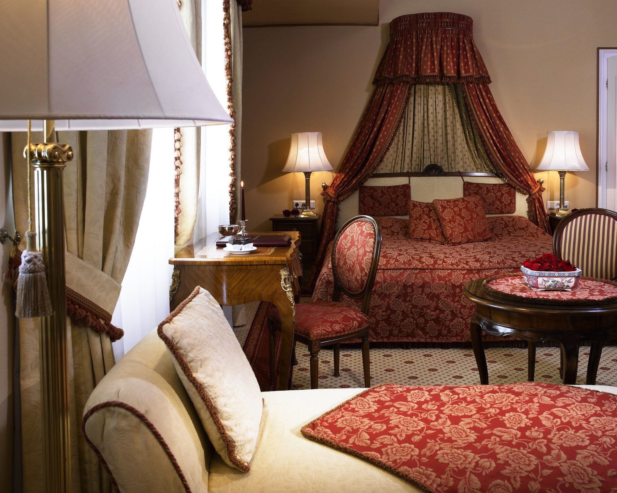 Hotel Sacher Salzburg Cameră foto A suite at the Hotel de Crillon